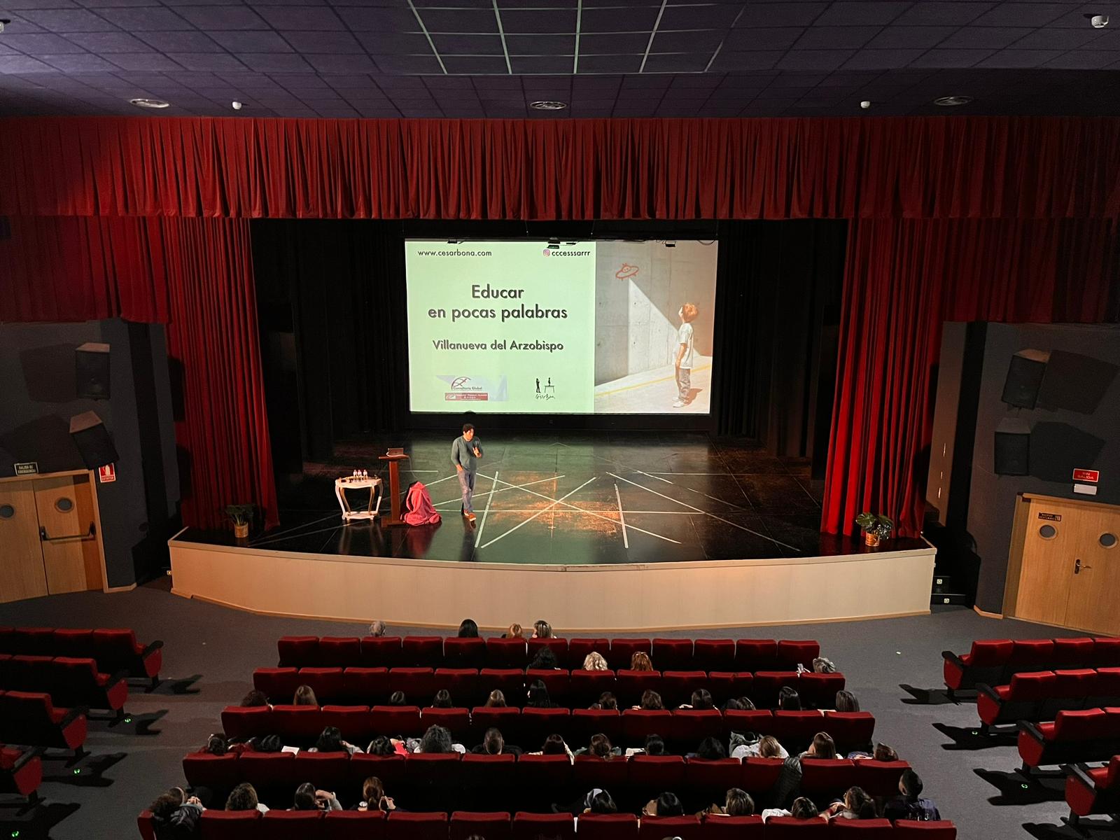 César Bona durante su conferencia en el escenario del Teatro-Cine Regio