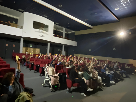 Público participando en la conferencia de Mar Romera